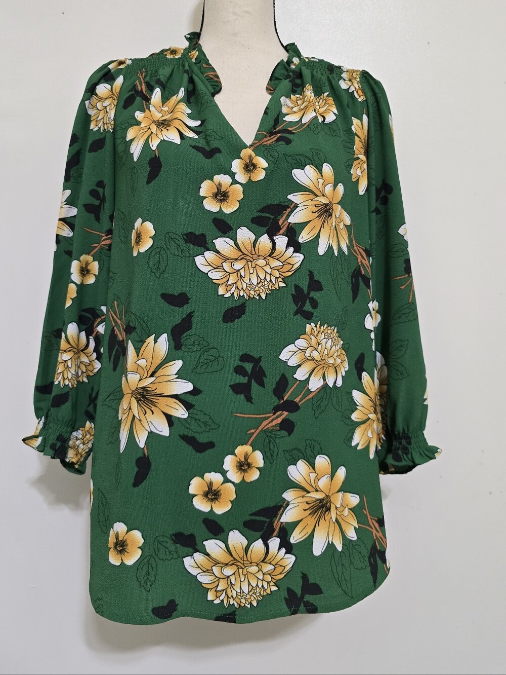 CAROLINA BELLE size Large Long Sleeve Floral V Neck Blouse Green